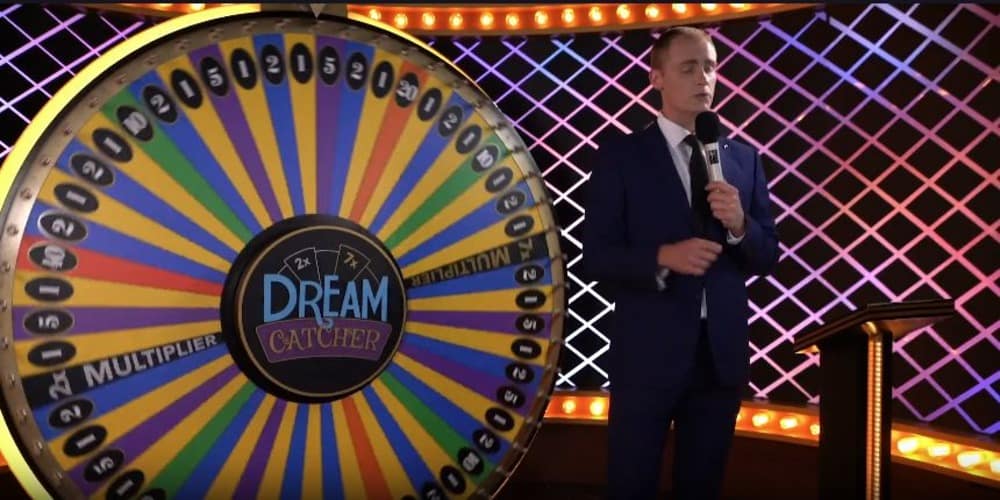 Un crupier en vivo hace girar la ruleta en Dream Catcher