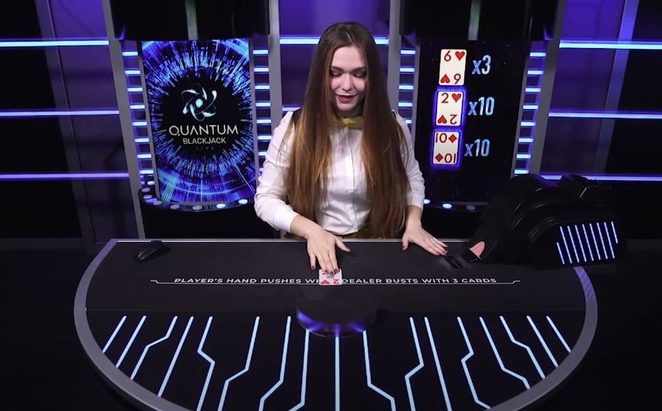 Un crupier en vivo reparte las cartas en Quantum Blackjack